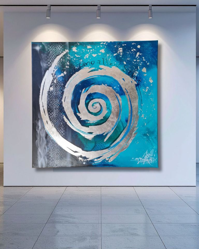 Großes modernes Kunstwerk an einer weißen Wand in einer Galerie, das eine silberne Spirale auf einem blauen Hintergrund zeigt, beleuchtet von drei Deckenspots.